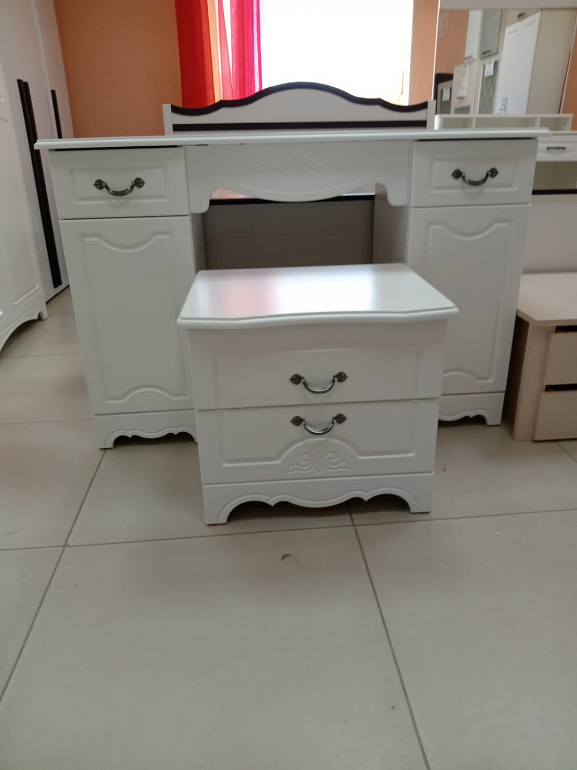 Стол макияжный Лотос